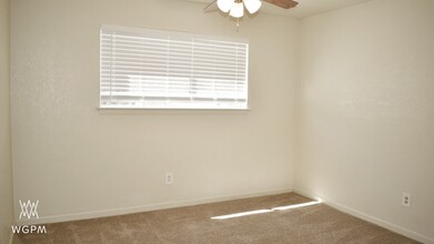 Legendary Apartments in Gun Barrel City, TX - Foto de edificio - Building Photo
