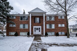 Elmwood Manor Apartments in Clawson, MI - Building Photo