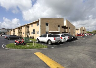 Okeechobee Apartments in Hialeah, FL - Foto de edificio - Building Photo