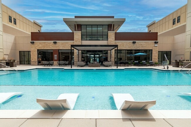 Century West Pryor in Lee's Summit, MO - Foto de edificio - Building Photo