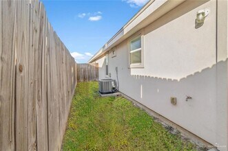 2019 Stardust Ln, Unit 4 in Edinburg, TX - Foto de edificio - Building Photo