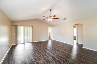 1321 Spruce St in Green Cove Springs, FL - Foto de edificio - Building Photo