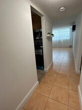 211 NE 8th Ave, Unit 102 in Hallandale Beach, FL - Building Photo - Building Photo
