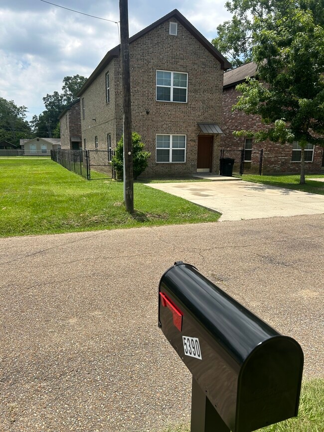 5390 Paige St in Baton Rouge, LA - Building Photo - Building Photo