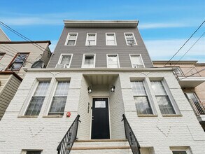 162 Griffith St, Unit 2 in Jersey City, NJ - Foto de edificio - Building Photo