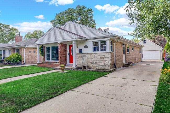 6310 W Estes Ave in Chicago, IL - Building Photo - Building Photo