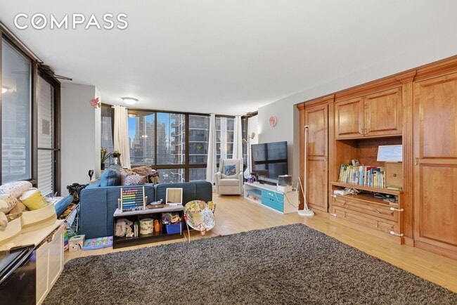 303 E 49th St in New York, NY - Building Photo - Building Photo