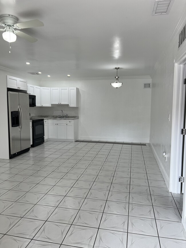 649 W 14th St, Unit 649 W 14th st Hialeah ,FL in Hialeah, FL - Foto de edificio - Building Photo