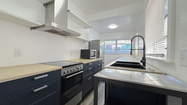 property at 428 N Oleander Ave