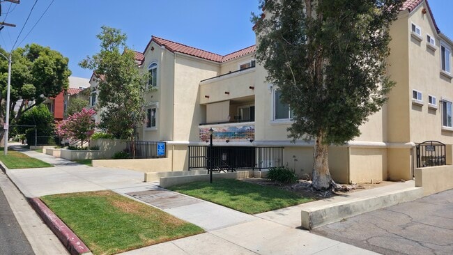 300 E Providencia Ave, Unit 215 in Burbank, CA - Building Photo - Building Photo