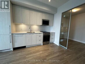430-4430 Square One Dr in Mississauga, ON - Building Photo - Building Photo