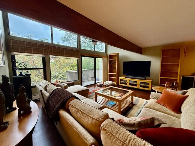 1465 E Putnam Ave in Greenwich, CT - Building Photo - Building Photo