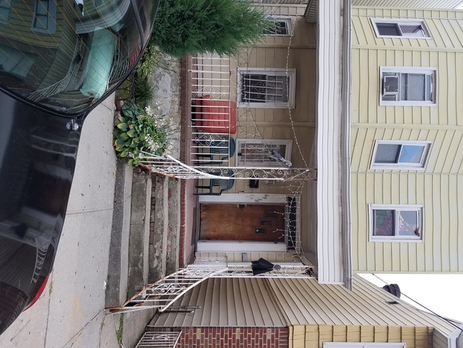 6938 44th Ave in Flushing, NY - Foto de edificio - Building Photo
