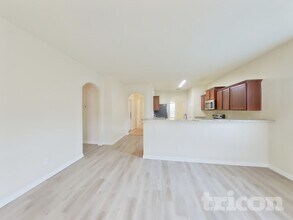 4607 Le Villas in San Antonio, TX - Building Photo - Building Photo