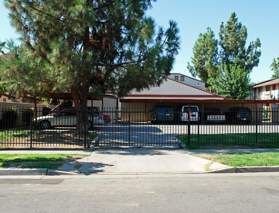 2525 W Andrews Ave in Fresno, CA - Foto de edificio