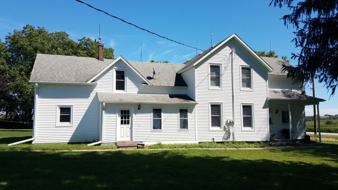 31340 Wabasha County Rd 25 in Elgin, MN - Building Photo
