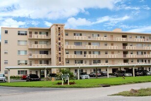 4210 Ironwood Cir, Unit 106J in Bradenton, FL - Building Photo
