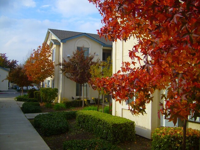 Rose Garden Senior Apartments in Vacaville, CA - Foto de edificio - Building Photo