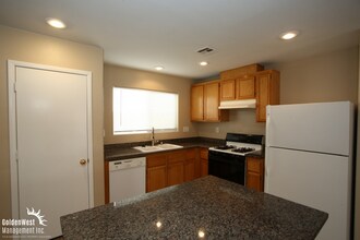 4215 Mango Tree Ct in Las Vegas, NV - Building Photo - Building Photo