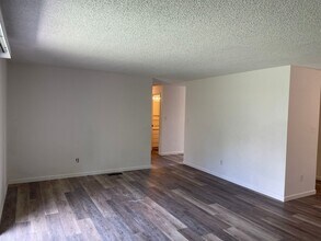 581 N Wexford Cir in Medford, OR - Building Photo - Building Photo