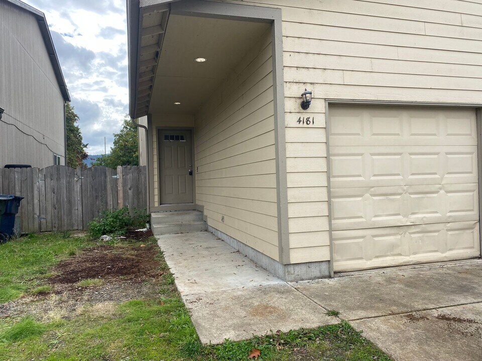 4179-4181 Glacier View Dr in Springfield, OR - Building Photo