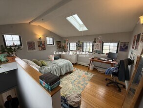 241 River St, Unit 10 in Cambridge, MA - Foto de edificio - Building Photo