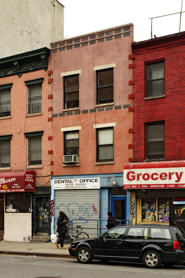 17 Avenue D in New York, NY - Foto de edificio - Building Photo