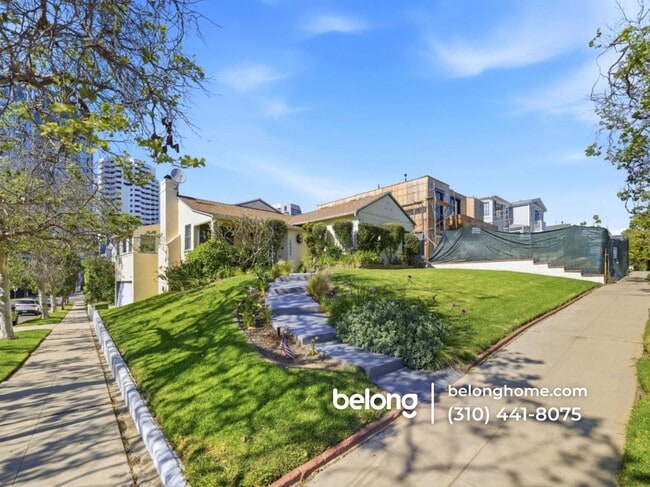 10537 Rochester Ave in Los Angeles, CA - Building Photo - Building Photo