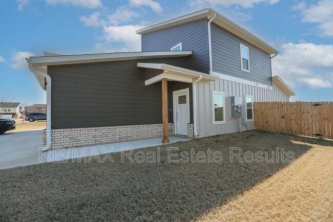 1405 SW Poigai Wy in Bentonville, AR - Building Photo - Building Photo