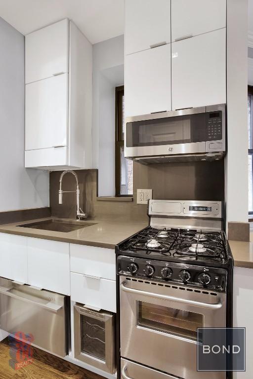 697 10th Ave in New York, NY - Building Photo - Building Photo