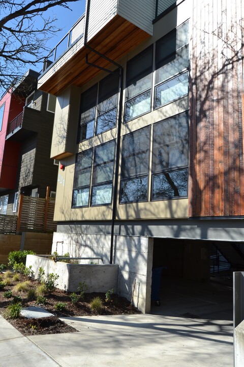 Dakotan Apartments in Seattle, WA - Building Photo