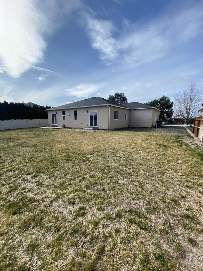 325 N Crestview Dr in Moses Lake, WA - Building Photo - Building Photo