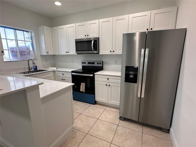 2301 Wilson St in Hollywood, FL - Building Photo - Building Photo