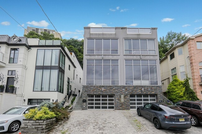 760 Undercliff Ave in Edgewater, NJ - Building Photo - Building Photo