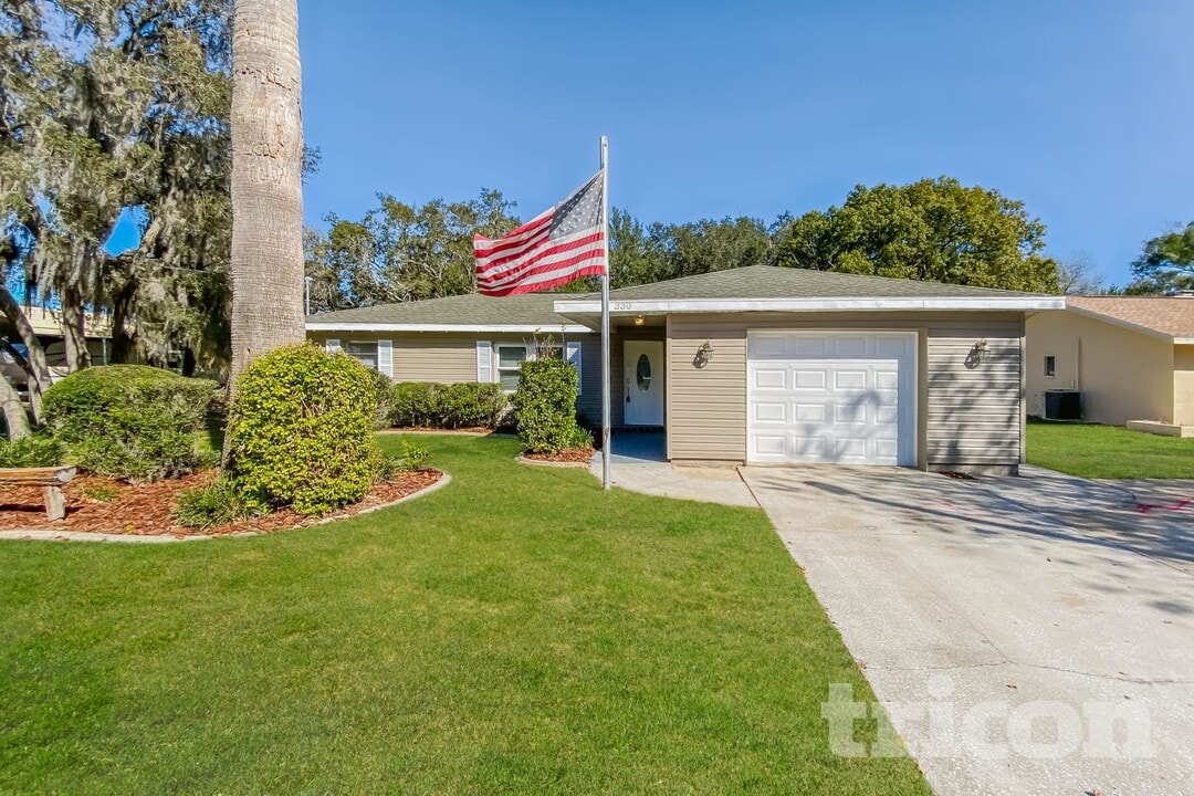 330 Malcolm Ave in Spring Hill, FL - Building Photo