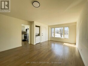 517-517 Harris Ct in Whitby, ON - Building Photo - Building Photo