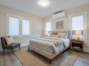 6043 Selma Ave in Los Angeles, CA - Foto de edificio - Building Photo