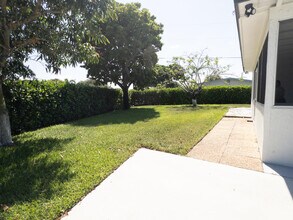 887 W Perry St in Lantana, FL - Building Photo - Building Photo