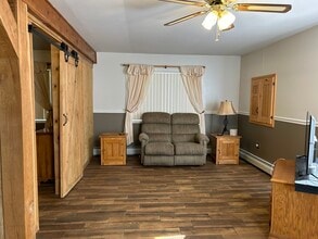 2179 Shartlesville Rd, Unit The Golden Oak Suite in Mohrsville, PA - Foto de edificio - Building Photo