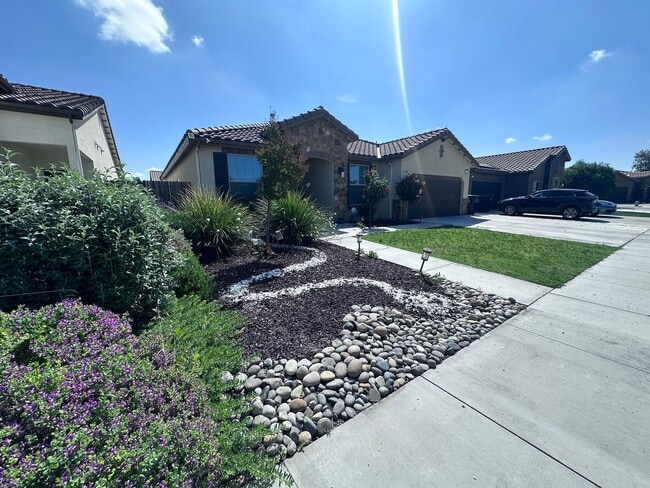 1138 S Simon St in Visalia, CA - Building Photo - Building Photo