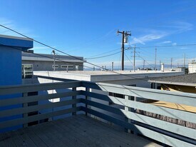 441 36th St, Unit upper in Manhattan Beach, CA - Building Photo