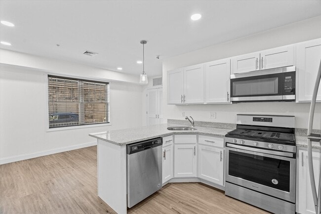 693 Western Ave, Unit 104 in Lynn, MA - Building Photo - Building Photo