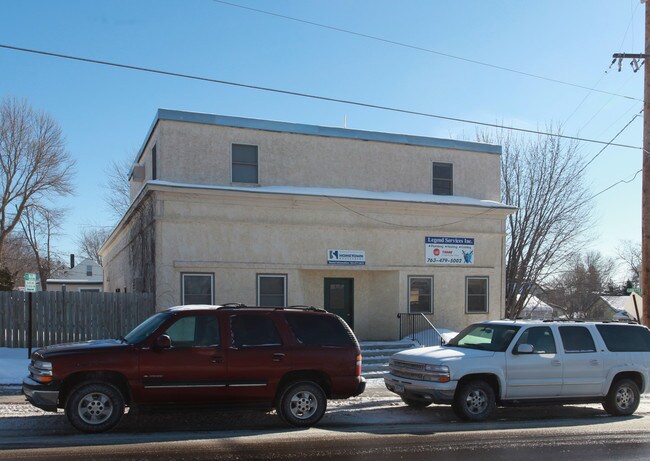 201 Medina St N in Loretto, MN - Foto de edificio - Building Photo