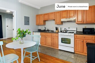 Room in Shared 4 bed/1 bath home, Unit D in Boston, MA - Foto de edificio - Building Photo