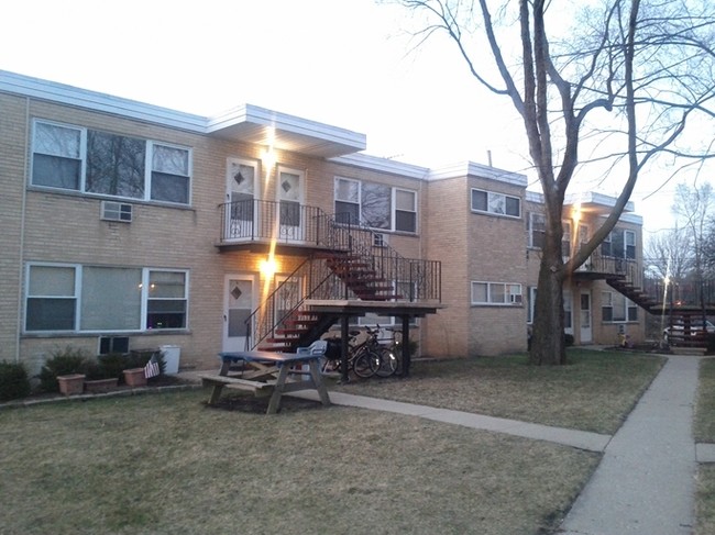 Windsor Courts in Mount Prospect, IL - Building Photo - Building Photo