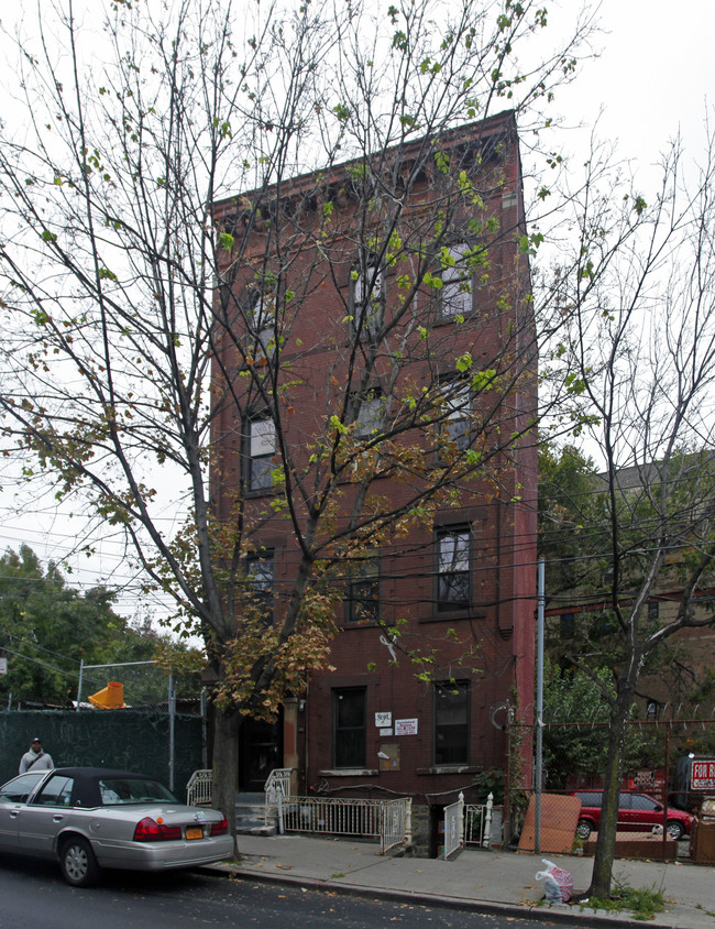 383 E 198th St in Bronx, NY - Foto de edificio - Building Photo