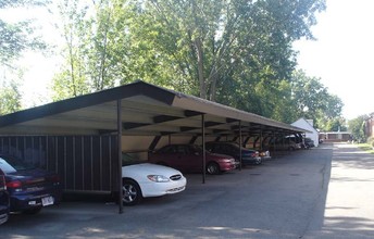 Colonial Manor Apartments in Saginaw, MI - Building Photo - Building Photo