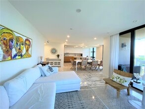 1121 Crandon Blvd in Key Biscayne, FL - Foto de edificio - Building Photo