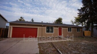 15559 E Bates Ave in Aurora, CO - Building Photo