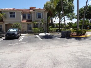 996 Summit Lake Dr in West Palm Beach, FL - Foto de edificio - Building Photo
